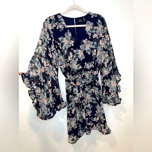Flowy Vici mini dress. Whimsical sleeves with waist inching belt. XL but fits L